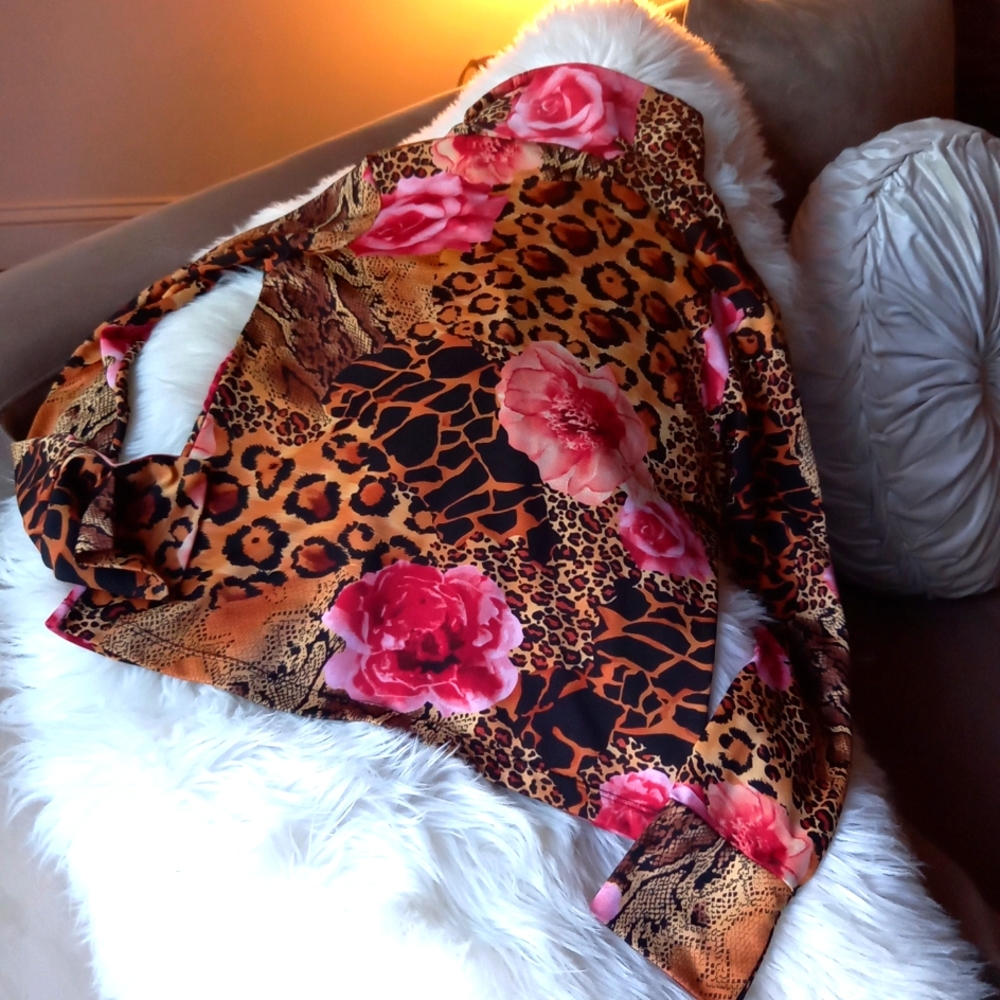 Leopard🐅&🌺 Roses Blouse - Picture 5 of 7